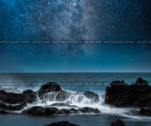  a starry night sky over the ocean. Astrophotography. Стоковое фото, агентство Ingram Publishing / Фотобанк Лори