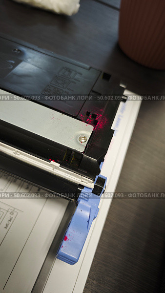 ... Принтер HP Color Jet 5500 с открытой передней крышкой и картриджи к нему. Редакционное фото, фотограф Юлия Дубинина / Фотобанк Лори