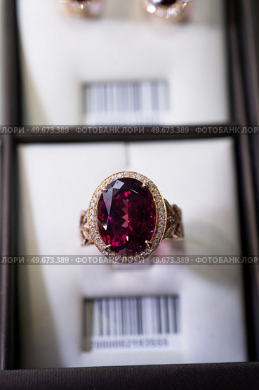  ring with huge ruby and diamonds. close up. Стоковое фото, агентство Ingram Publishing / Фотобанк Лори