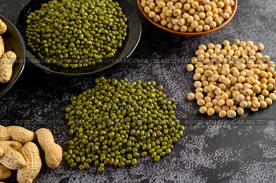  Soybean, peanut, and Mung bean on a black cement floor background. Selective focus. Стоковое фото, агентство Ingram Publishing / Фотобанк Лори