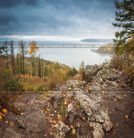  sun rises from behind the mountains at sunrise over the lake Baikal. Стоковое фото, агентство Ingram Publishing / Фотобанк Лори