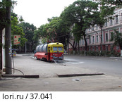 Трамвай-поливальщик. Раннее утро в Одессе (2006 год). Редакционное фото, фотограф Людмила Жмурина / Фотобанк Лори