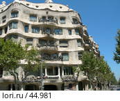 Барселона. Дом Мила (Casa Mila, La Pedrera) (2006 год). Редакционное фото, фотограф E. O. / Фотобанк Лори
