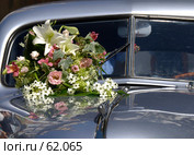 Свадебный букет на капоте старинной машины. Стоковое фото, фотограф Константин Покровский / Фотобанк Лори
