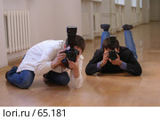 Фотографы лежат на полу, увлеченные процессом съемки. Стоковое фото, фотограф Julia Nelson / Фотобанк Лори