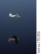 Ан-2 самолет летит над водой (2005 год). Редакционное фото, фотограф Владимир Мельников / Фотобанк Лори
