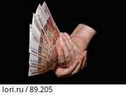 Деньги, купюры номиналом пять тысяч рублей в руках на черном фоне. Стоковое фото, фотограф Знаменский Олег / Фотобанк Лори