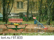 Вид из она на детскую площадку, заметаемую первым снегом (2007 год). Стоковое фото, фотограф Fro / Фотобанк Лори