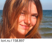 Девушка на фоне моря. Стоковое фото, фотограф Александр Литовченко / Фотобанк Лори