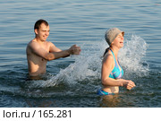 Парень и девушка плещутся в воде. Стоковое фото, фотограф Вера Тропынина / Фотобанк Лори