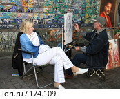 Уличный художник на старом Арбате в Москве (2006 год). Редакционное фото, фотограф Виктор Тараканов / Фотобанк Лори