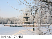 Старый фонтан в безлюдном заснеженном парке (2008 год). Стоковое фото, фотограф Круглов Олег / Фотобанк Лори