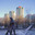 Памятник дворнику на фоне элитного жилого комплекса в Москве (2008 год). Редакционное фото, фотограф Чертопруд Сергей / Фотобанк Лори