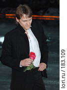 Андрей Грязев держит в руке красную розу (2007 год). Редакционное фото, фотограф Артём Анисимов / Фотобанк Лори