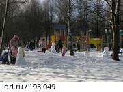 Дети лепят снеговика (2008 год). Редакционное фото, фотограф Антон Алябьев / Фотобанк Лори
