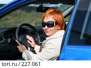 Рыжая девушка в солнечных очках за рулем автомобиля. Стоковое фото, фотограф Наталья Белотелова / Фотобанк Лори
