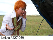 Молодая девушка у сломанной машины с открытым капотом. Стоковое фото, фотограф Наталья Белотелова / Фотобанк Лори