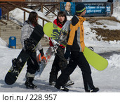 Молодые люди идут с сноубордами (2008 год). Редакционное фото, фотограф Талдыкин Юрий / Фотобанк Лори