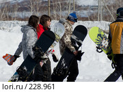 Молодые люди идут с сноубордами (2008 год). Редакционное фото, фотограф Талдыкин Юрий / Фотобанк Лори