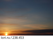 Летящий самолет в закатном небе. Стоковое фото, фотограф Шемякин Евгений / Фотобанк Лори