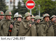 Солдаты. Приветствие. Редакционное фото, фотограф Андрей Доронченко / Фотобанк Лори