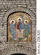Святая троица. Мозаичная икона над вратами Псковского кремля. (2008 год). Редакционное фото, фотограф Александр Щепин / Фотобанк Лори
