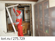 Установка нового пластикового окна (2007 год). Редакционное фото, фотограф Дмитрий Неумоин / Фотобанк Лори