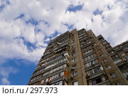 Жилое здание на Грибоедовском спуске в Ростове-на-Дону на фоне неба (2008 год). Стоковое фото, фотограф Борис Панасюк / Фотобанк Лори