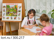 Девочки рисуют в детском саду (2008 год). Редакционное фото, фотограф Федор Королевский / Фотобанк Лори