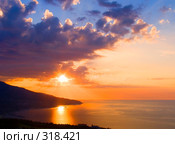 Рассвет над Ялтой. Крым. Стоковое фото, фотограф Анатолий Заводсков / Фотобанк Лори