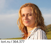 Улыбающаяся девушка на природе. Стоковое фото, фотограф Гладских Татьяна / Фотобанк Лори