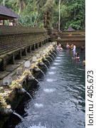 Священный бассейн в храме Тирта Емпул (Tirta Empul), остров Бали, Индонезия (2008 год). Редакционное фото, фотограф Валерий Шанин / Фотобанк Лори