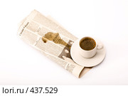 Чашка кофе на газете с кофейным пятном (2008 год). Редакционное фото, фотограф Лисовская Наталья / Фотобанк Лори
