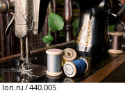 Композиция со старой швейной машинкой и советскими нитками (2008 год). Редакционное фото, фотограф Румянцева Наталия / Фотобанк Лори