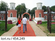 Вход в усадьбу князя А.В.Репнина "Воронцово" (2007 год). Редакционное фото, фотограф Юрий Синицын / Фотобанк Лори