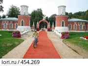 Вход в усадьбу князя А.В.Репнина "Воронцово" (2007 год). Редакционное фото, фотограф Юрий Синицын / Фотобанк Лори