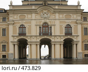 Гольфкар под аркой Константиновского дворца. Стрельна (2008 год). Редакционное фото, фотограф Заноза-Ру / Фотобанк Лори