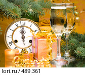 Старинные часы, шампанское, подарки и еловая ветка. Новогоднее украшение. Стоковое фото, фотограф Мельников Дмитрий / Фотобанк Лори