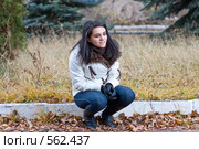 Девушка в задумчивости присела на корточки в парке. Стоковое фото, фотограф Баевский Дмитрий / Фотобанк Лори
