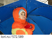 Девочка под синим зонтиком. Стоковое фото, фотограф Анатолий Никитин / Фотобанк Лори