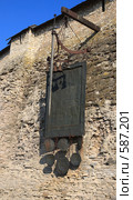 Псков.Щит с гербом на стене Кремля. (2008 год). Редакционное фото, фотограф АЛЕКСАНДР МИХЕИЧЕВ / Фотобанк Лори