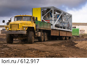 Длинномер перевозит бетоносмесительный модуль (2008 год). Редакционное фото, фотограф Игорь Момот / Фотобанк Лори
