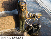 Грифон и лоток с сувенирами. Всем приходится вертеться (2008 год). Редакционное фото, фотограф Александр Щепин / Фотобанк Лори