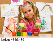 Девочка показывает свои раскрашенные руки. Стоковое фото, фотограф Алексей Кузнецов / Фотобанк Лори