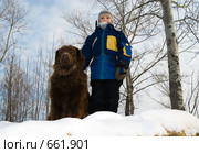 Ребенок с коричневым ньюфаундлендом. Стоковое фото, фотограф Игорь Момот / Фотобанк Лори