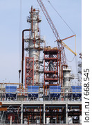 Строительство нефтеперерабатывающего завода. Стоковое фото, фотограф Ольга Хлудова / Фотобанк Лори