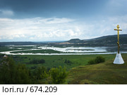 Поклонный крест на фоне устья реки Сок. Стоковое фото, фотограф Игорь Момот / Фотобанк Лори