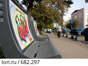Садовнический проезд. Металлическая скамейка с рекламой. Москва (2008 год). Редакционное фото, фотограф Юрий Синицын / Фотобанк Лори