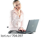 Деловая девушка с ноутбуком и мобильным телефоном за работой (2009 год). Редакционное фото, фотограф Наталья Белотелова / Фотобанк Лори