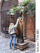 Туристка у памятника Джульетте в Вероне (2009 год). Редакционное фото, фотограф Demyanyuk Kateryna / Фотобанк Лори